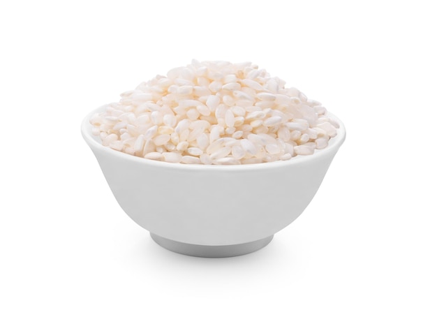 Cuenco blanco de arroz risotto arborio orgánico crudo sobre fondo blanco