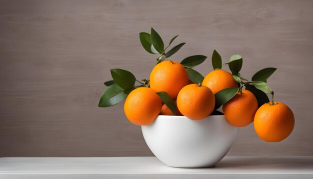 un cuenco blanco de naranjas con una rama que tiene las hojas en él