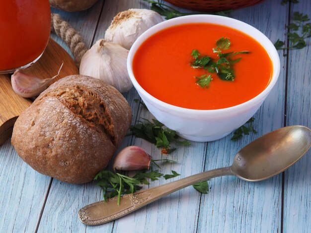 Cuenco blanco con sopa de puré de tomate