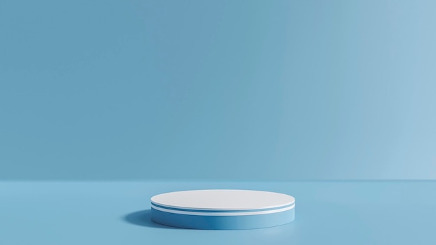 un cuenco blanco con una tapa en él se sienta en una mesa