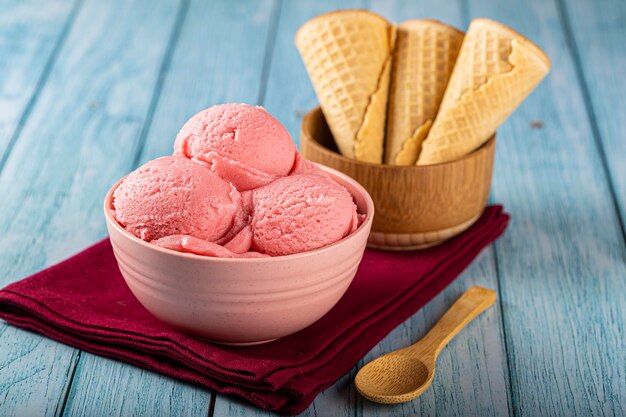 Cuenco con bolas de helado de fresa.