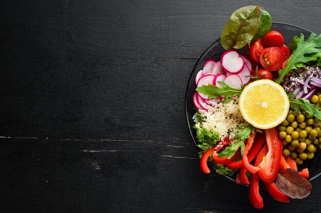 Cuenco de Buda comida sana y equilibrada Arroz verduras frescas Menú de platos Espacio de copia libre Vista superior