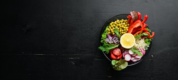 Cuenco de Buda comida sana y equilibrada Arroz verduras frescas Menú de platos Espacio de copia libre Vista superior