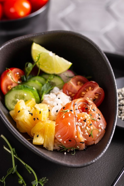 Cuenco de Buda, poke con salmón para la cena