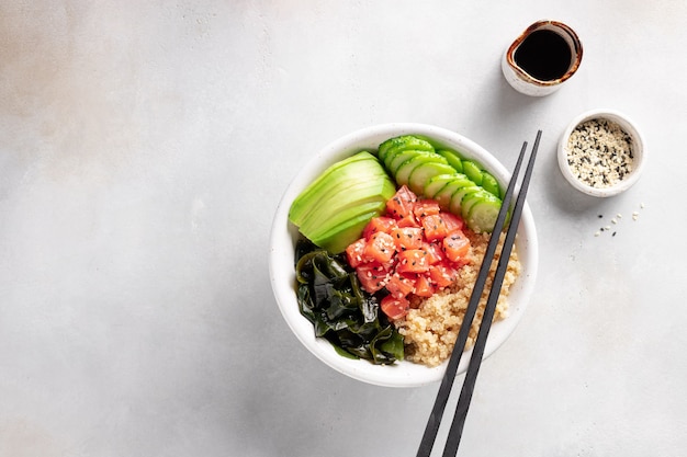 Cuenco de Buda con salmón, quinua, alga wakame