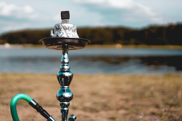 El cuenco de la cachimba se encuentra en la naturaleza junto al río de cerca