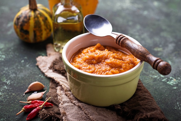 Cuenco de caviar de verduras casero.