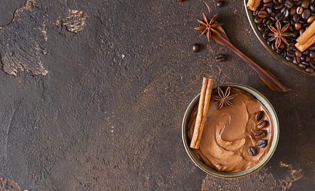 Cuenco de cerámica de mousse de chocolate con estrella de canela y anís