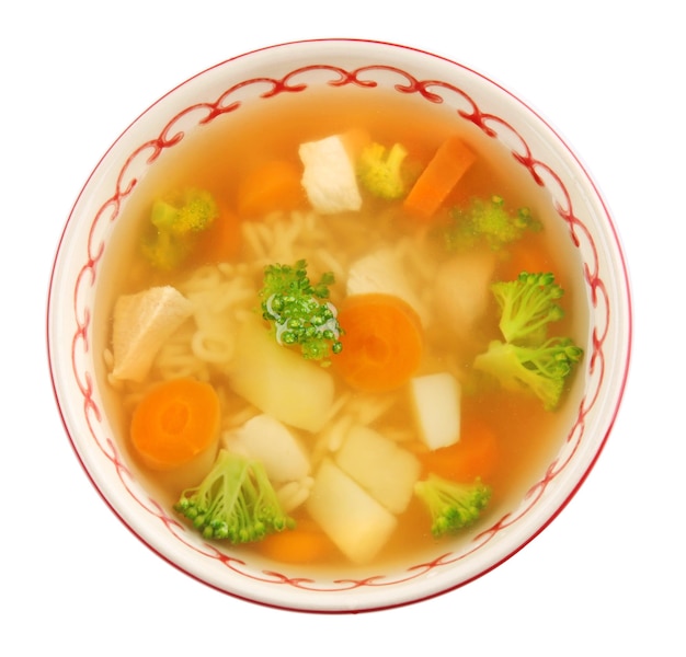 Cuenco de cerámica con sopa para bebé sobre fondo blanco