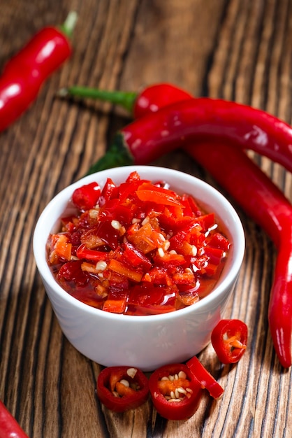 Cuenco con chiles rojos en conserva