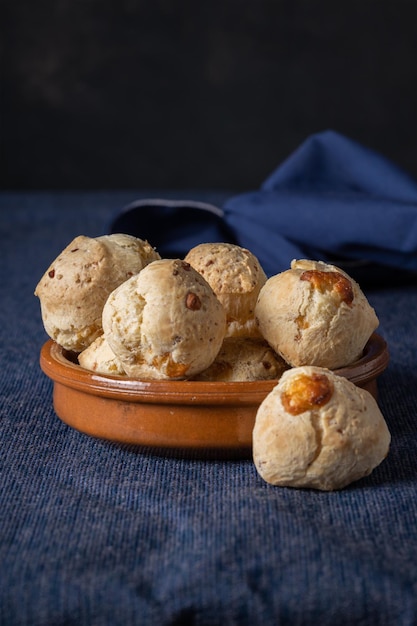 Cuenco con chipa pan de queso típico paraguayo sobre mantel azul