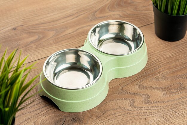 Cuenco para comida para gatos sobre un fondo de madera doble cuenco para agua y comida para gatos