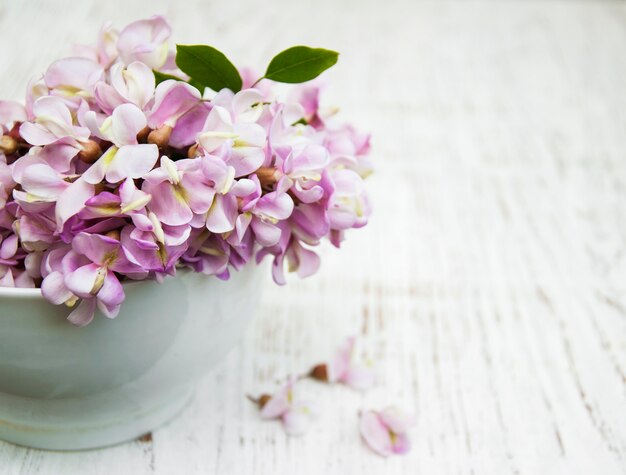 Cuenco con flores de acacia.