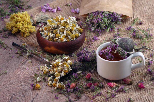 un cuenco de flores con una cuchara sobre una mesa