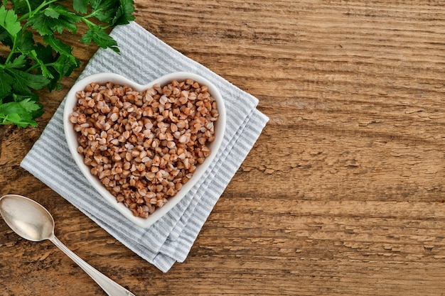 Cuenco en forma de corazón de gachas de trigo sarraceno hervidas