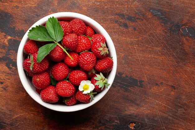 Cuenco de fresas con bayas de jardín maduras