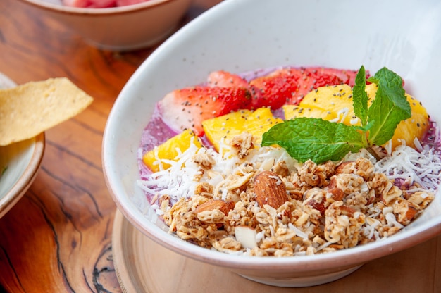 cuenco con frutas y granola