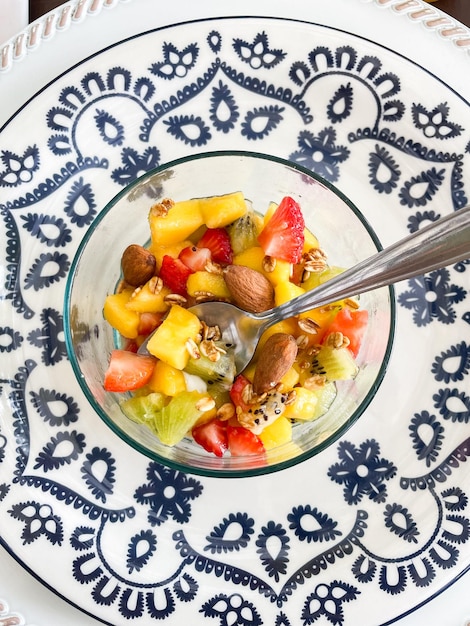 Cuenco con frutas y nueces en un bonito plato de cerámica.