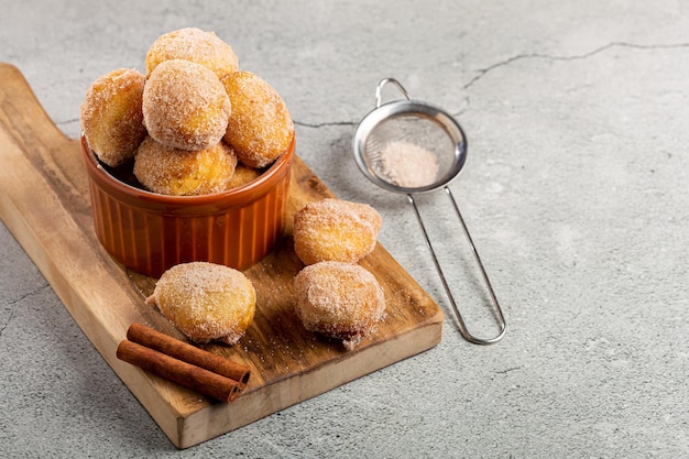 Cuenco con galletas de lluvia En Brasil conocido como bolinho de chuva