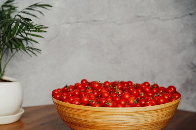 Cuenco grande de madera con tomates cherry