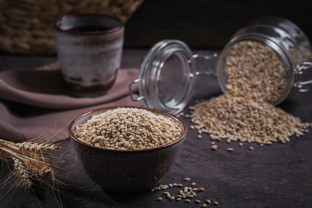 Cuenco de grano de cereal de cebada perlada rota seca cruda