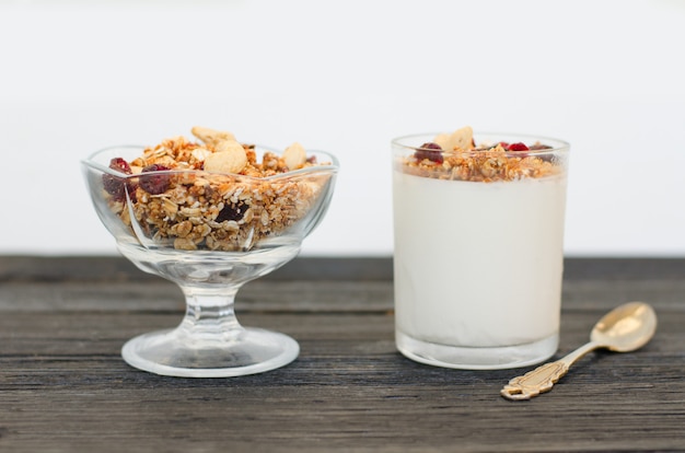 Cuenco con granola y yogurt con granola y fruta. Desayuno saludable.