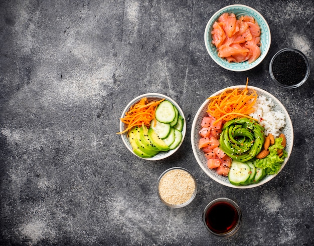 Cuenco hawaiano de poke con salmón, arroz y vegetales