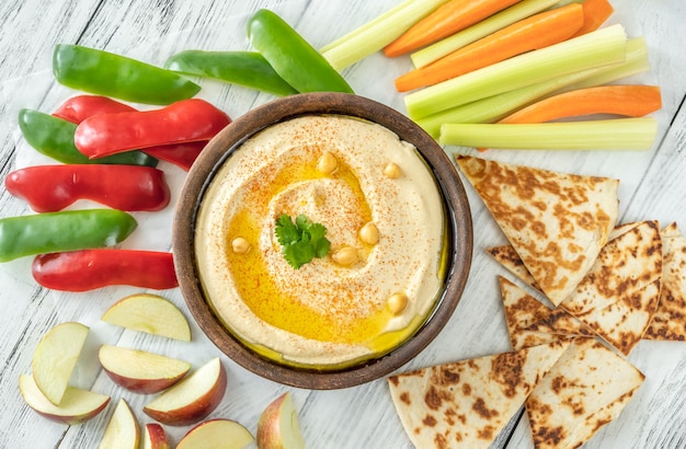 Cuenco de hummus aderezado con aceite de oliva y pimentón