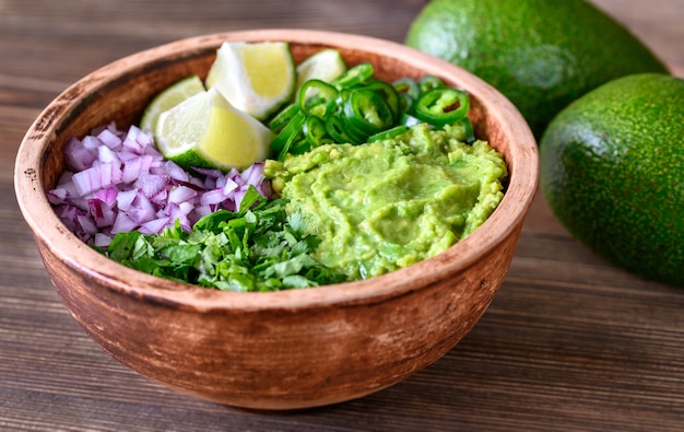 Cuenco de ingredientes para primer plano de guacamole