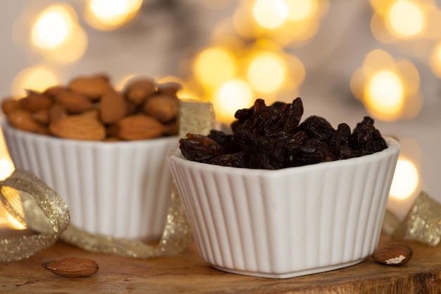 Cuenco lleno de almendras y pasas Navidad