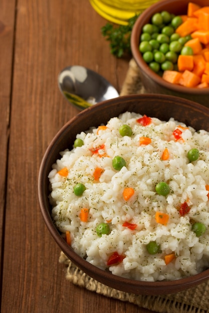 Cuenco lleno de arroz en madera