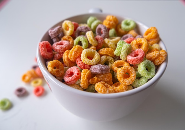 Cuenco lleno de cereales de desayuno de colores