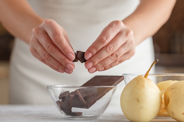 Cuenco lleno de deliciosos trozos de chocolate con nueces.