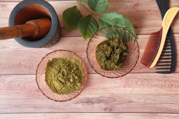 El cuenco de madera con henna rehidratada en la mesa