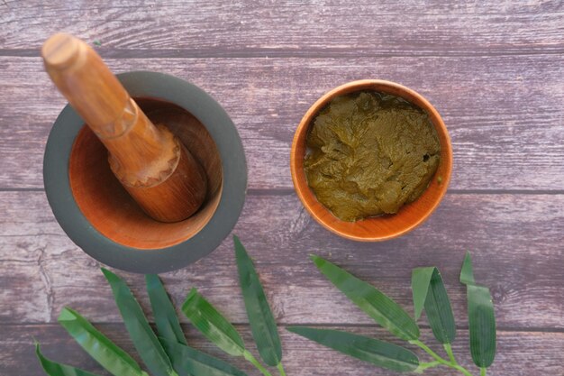 El cuenco de madera con henna rehidratada en la mesa