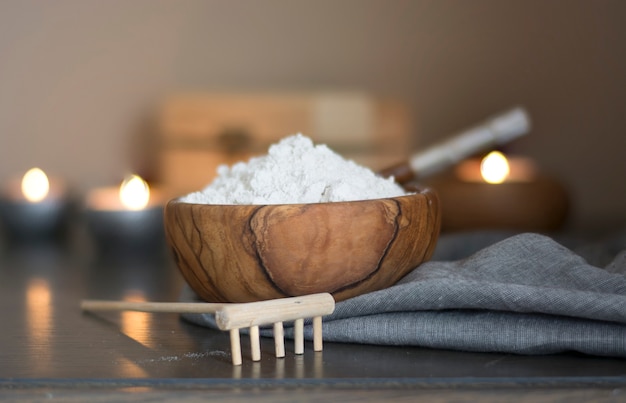 Cuenco de madera lleno de arcilla blanca