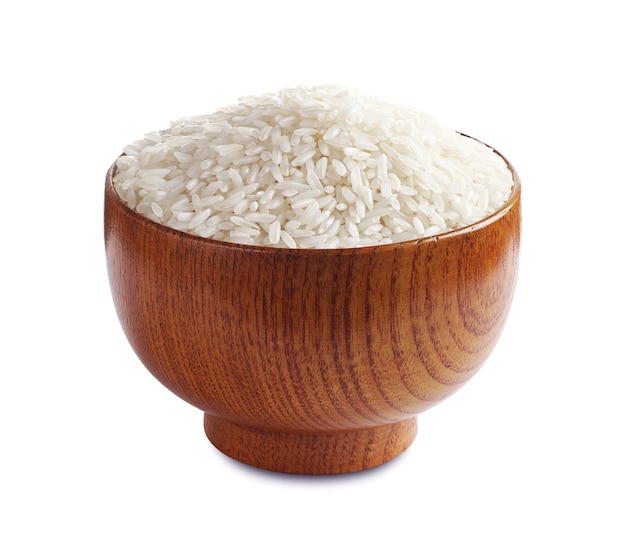 Cuenco de madera lleno de arroz sobre fondo blanco.