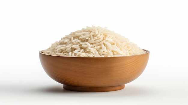 Un cuenco de madera lleno de arroz sobre una mesa blanca