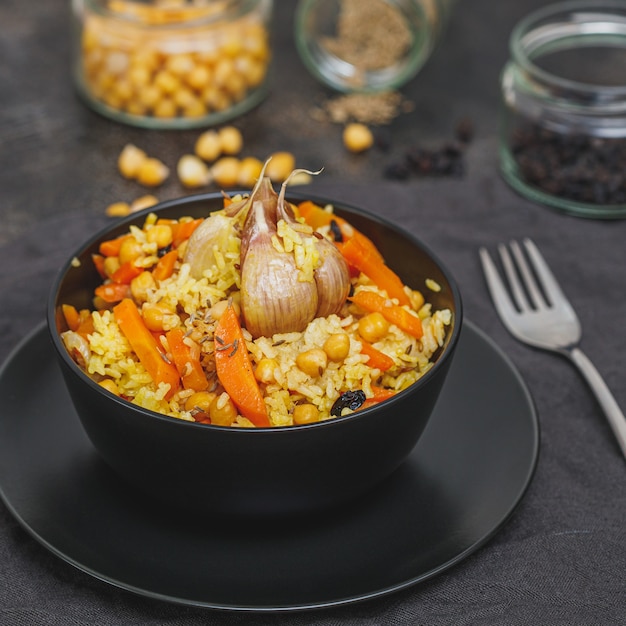 Cuenco negro con pilaf vegetariano