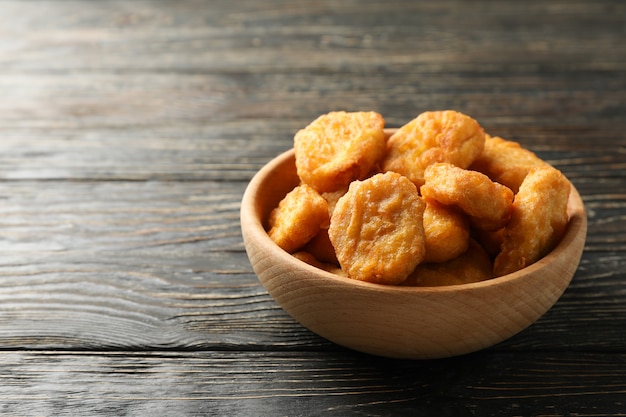 Cuenco con nuggets de pollo frito