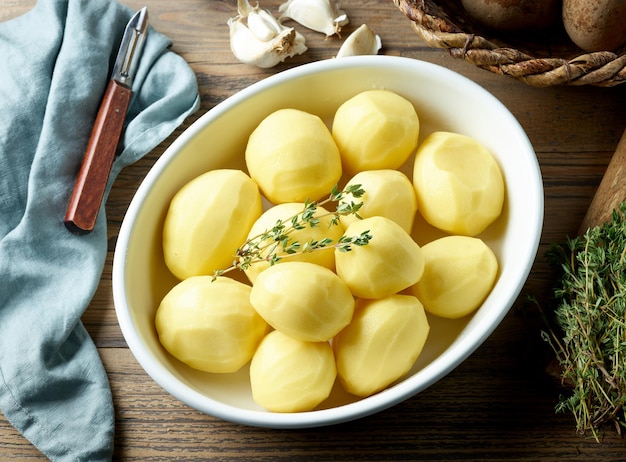 Cuenco de patatas peladas crudas frescas