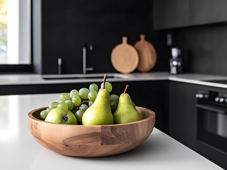 un cuenco de peras verdes y peras en un mostrador de la cocina