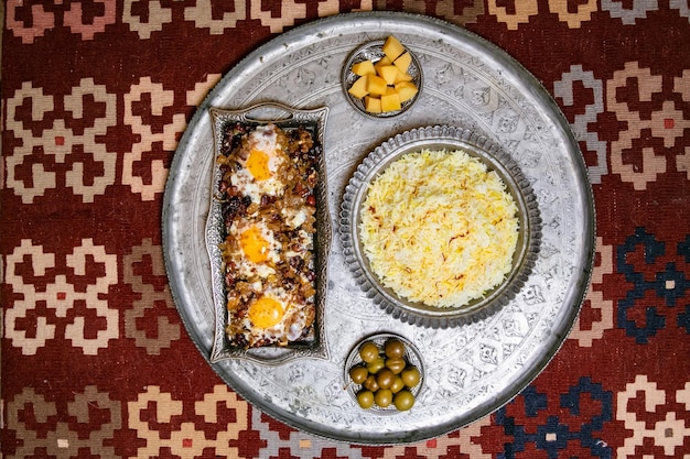 Cuenco de pilaf Cocina tradicional de Oriente Medio hecha de arroz, ternera, especias y verduras.