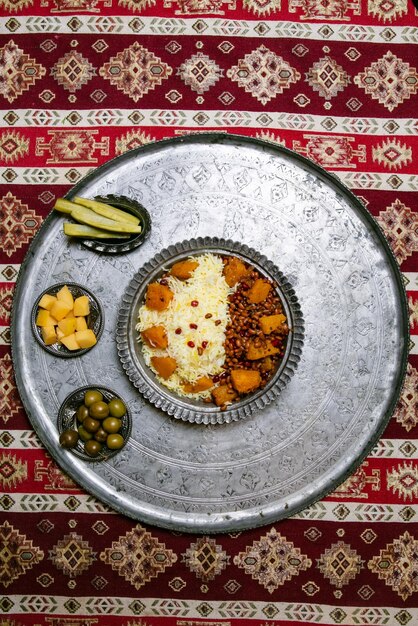 Cuenco de pilaf Cocina tradicional de Oriente Medio hecha de arroz, ternera, especias y verduras.