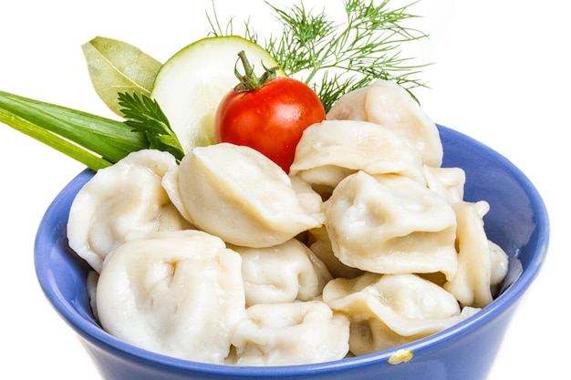 Cuenco con plato tradicional ruso pelmeni