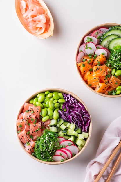Cuenco de poke vegano con pescado de origen vegetal, salmón, atún