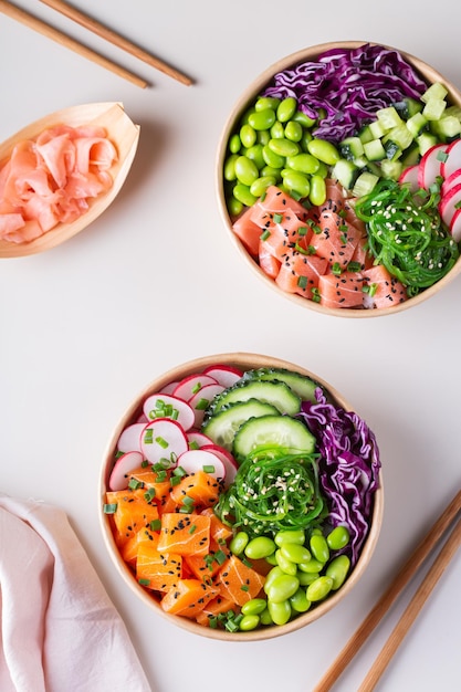 Cuenco de poke vegano con pescado de origen vegetal, salmón, atún