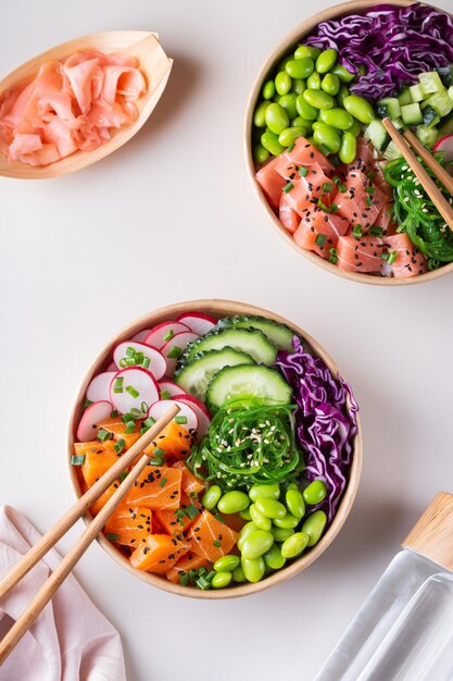 Cuenco de poke vegano con pescado de origen vegetal, salmón, atún