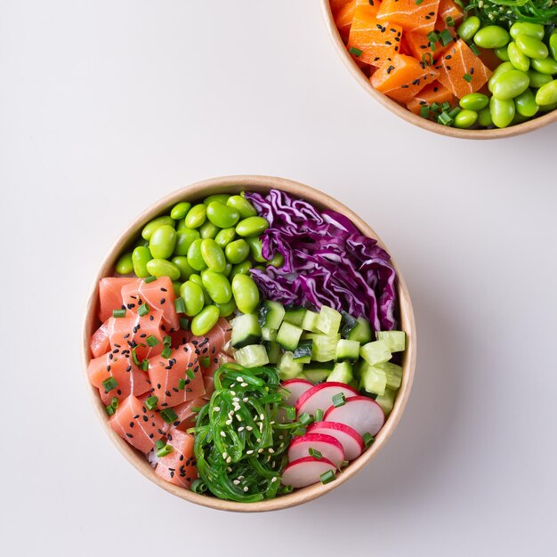 Cuenco de poke vegano con pescado de origen vegetal, salmón, atún