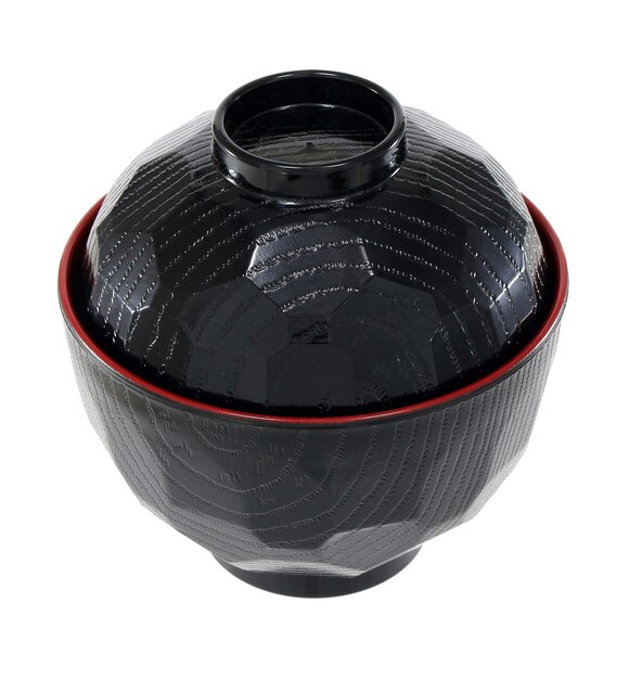Cuenco de porcelana negra aislado sobre fondo blanco.